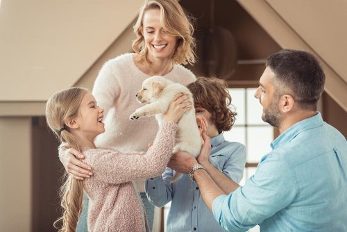 Famiglia che accoglie un cucciolo