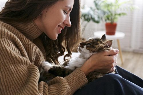 Donna che accarezza il gatto